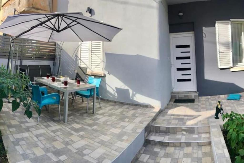 Novoureden Komforni Stan Od 90 M2 S Dvoristem Lejlighed Šibenik Værelse billede