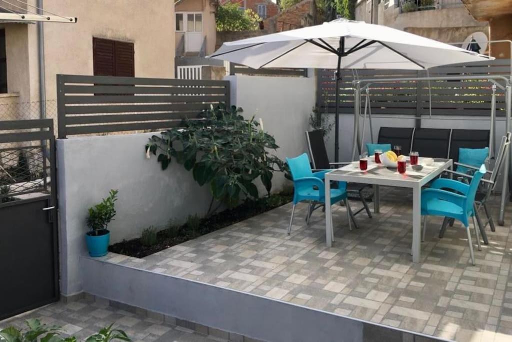Novoureden Komforni Stan Od 90 M2 S Dvoristem Lejlighed Šibenik Værelse billede