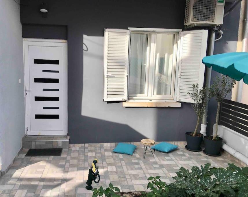Novoureden Komforni Stan Od 90 M2 S Dvoristem Lejlighed Šibenik Værelse billede